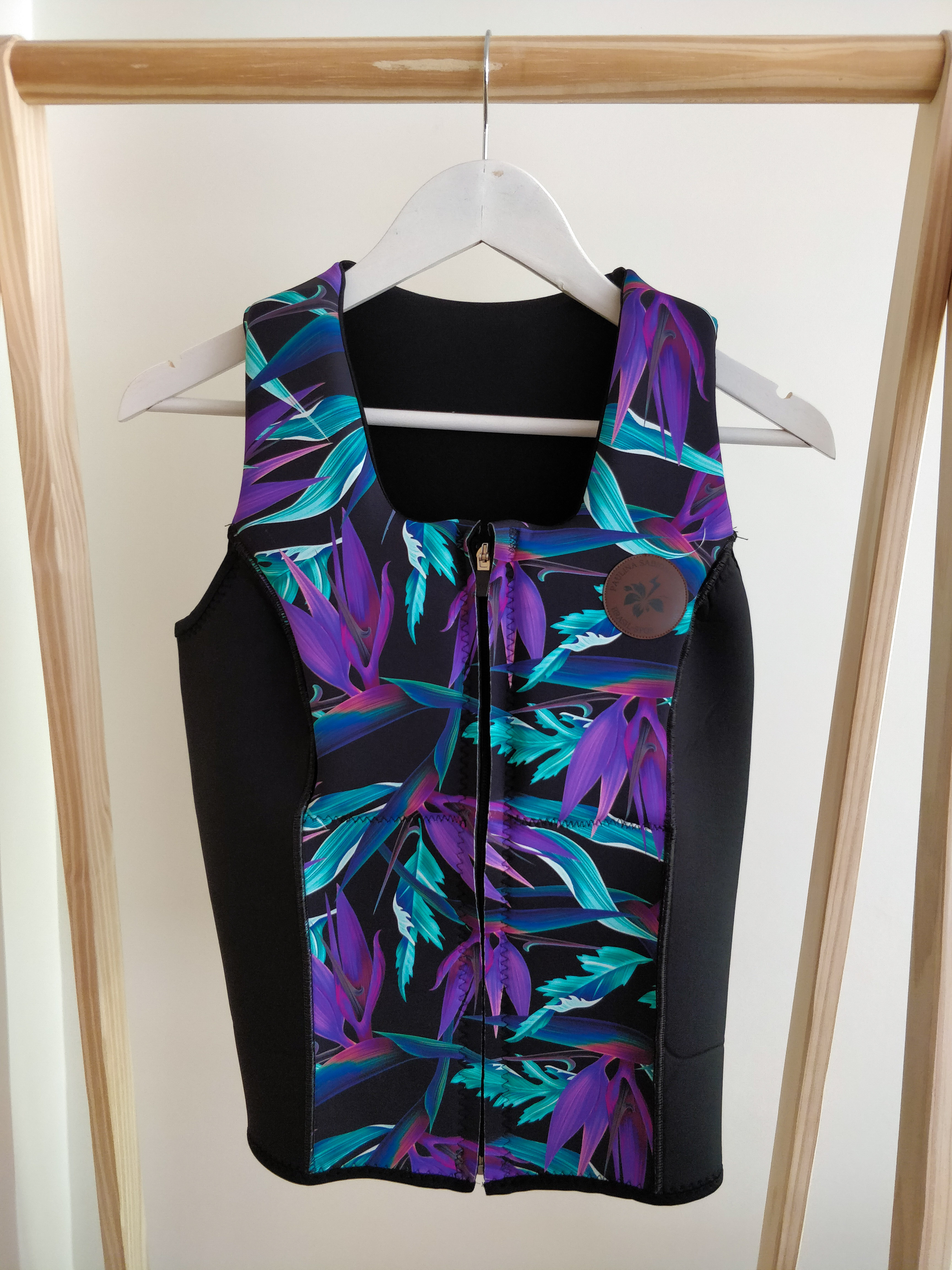Chaleco Paulina Sabioncello para kite de neoprene violeta