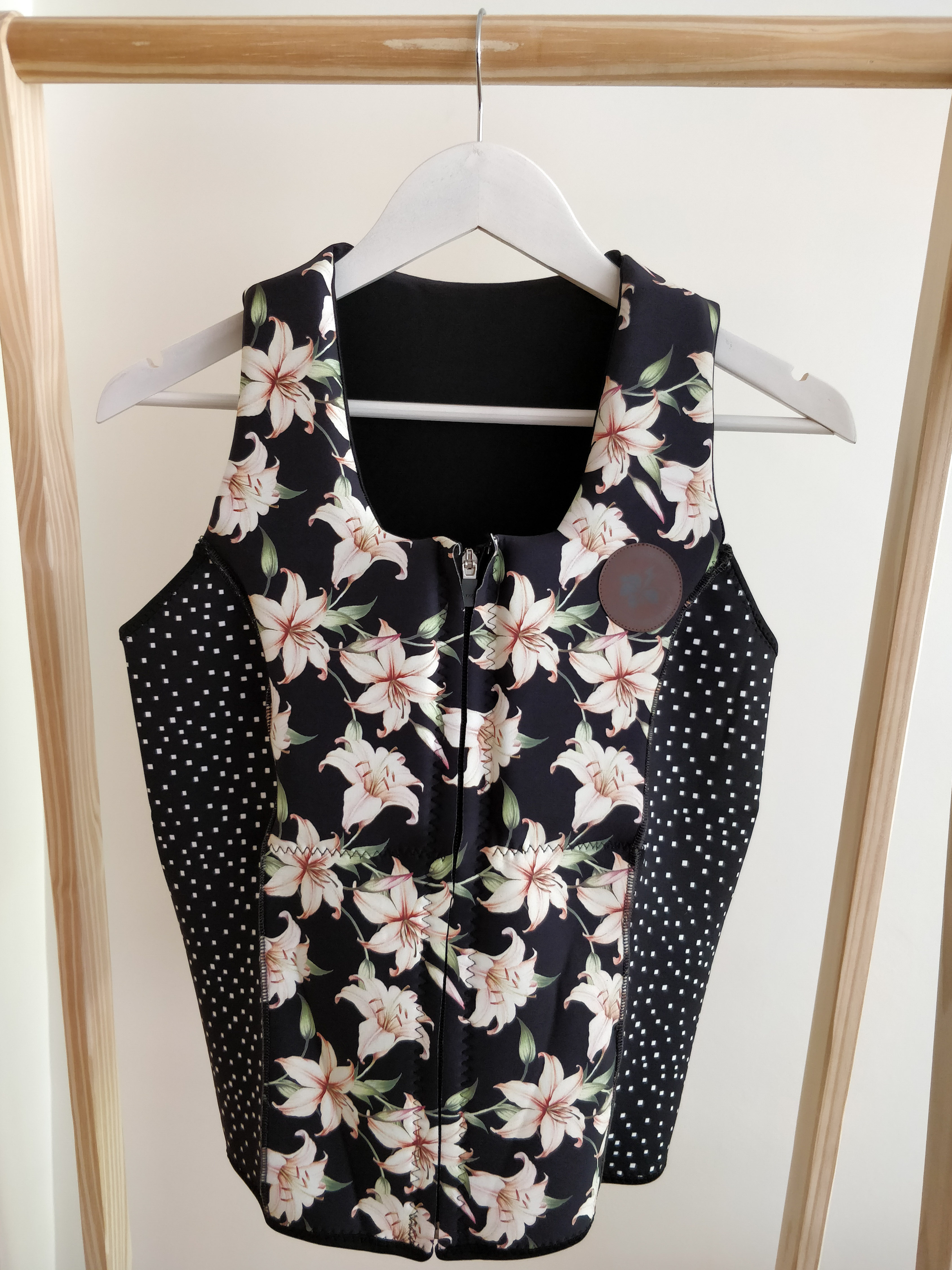 Chaleco Paulina Sabioncello para kite de neoprene flower